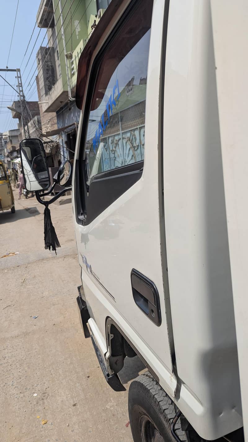 نائس گاڑی اور اس میں 5