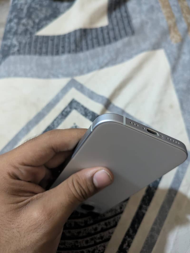 iPhone 15 4