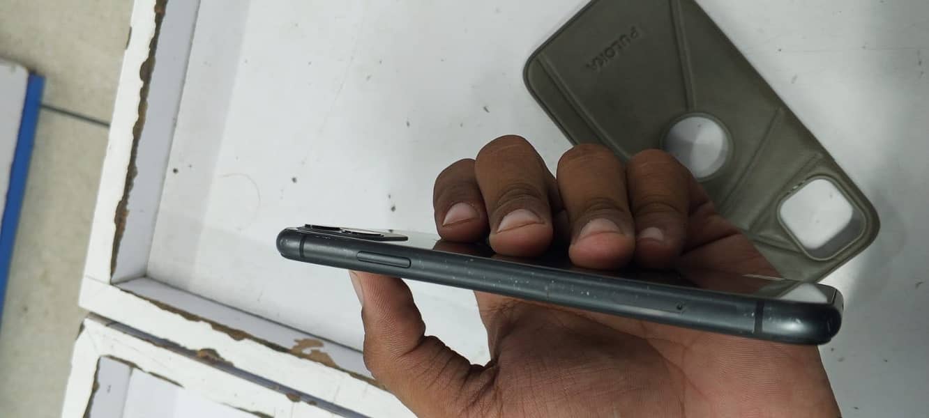 Apple iPhone 11 3