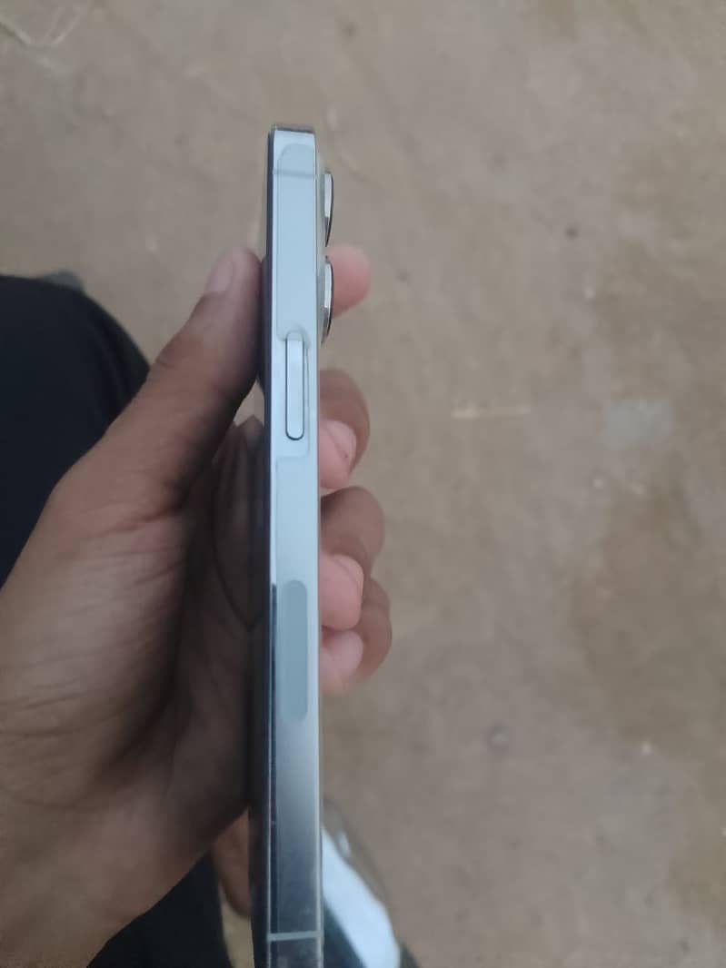Apple iPhone 13 pro 4
