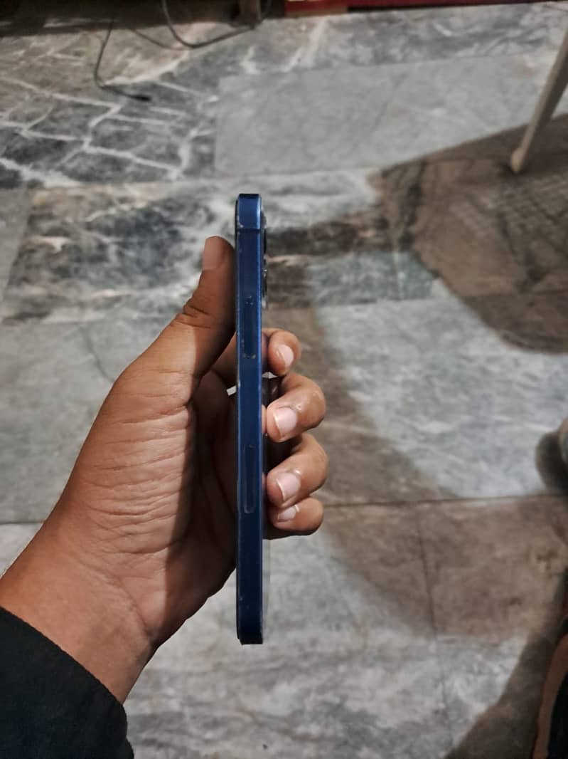 Apple iPhone 12 4