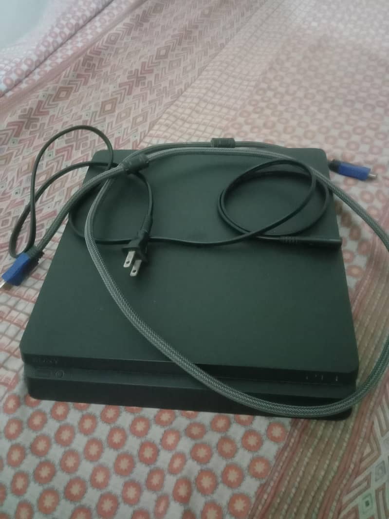 Playstation 4 slim with controller 0