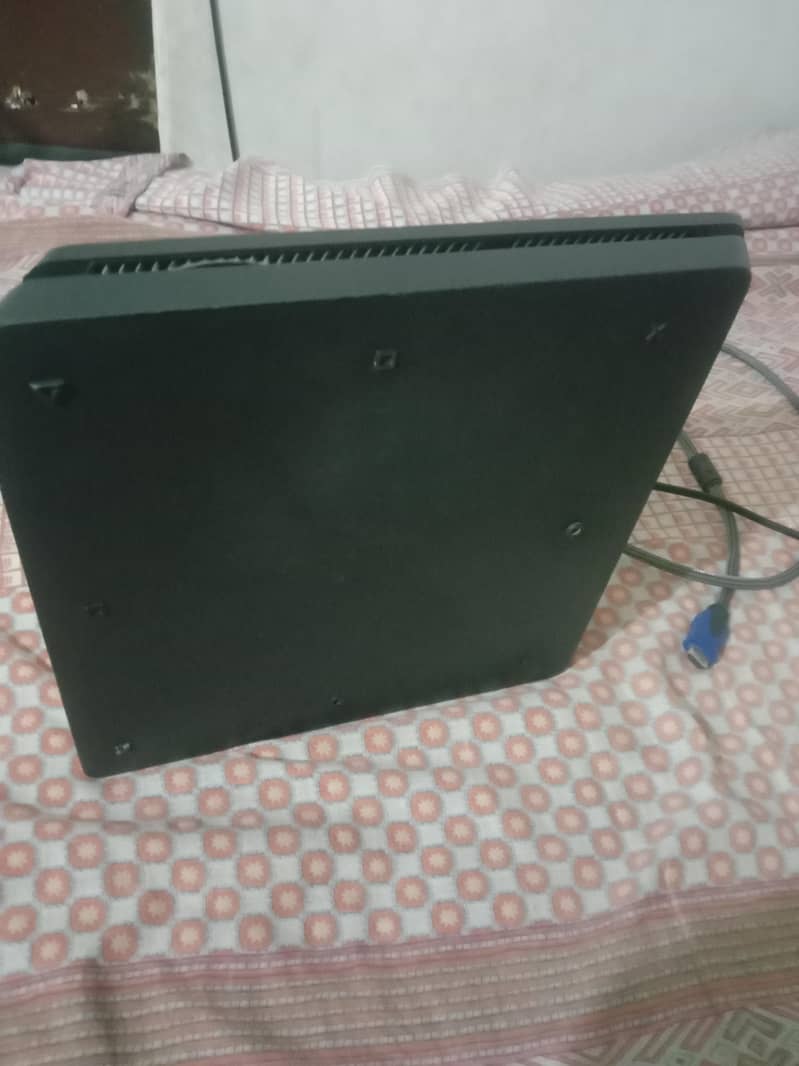 Playstation 4 slim with controller 1
