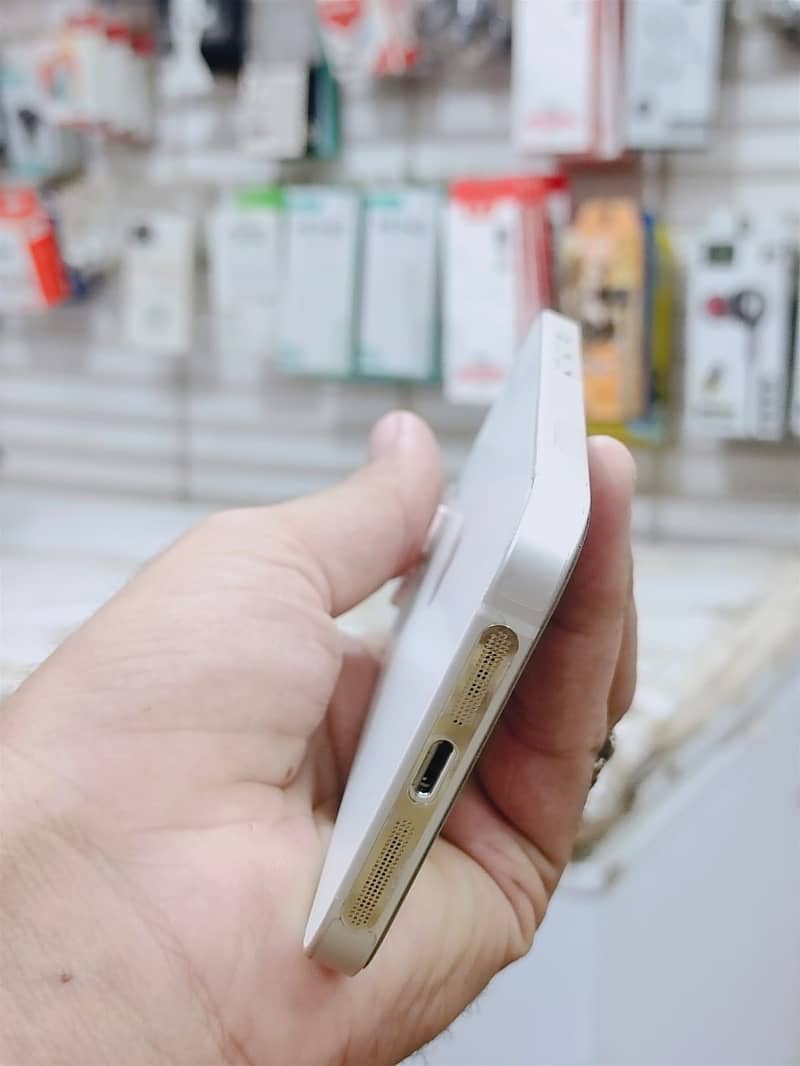 Apple iPhone 13 4
