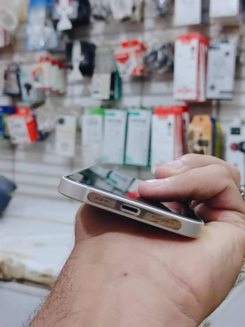 Apple iPhone 13 5