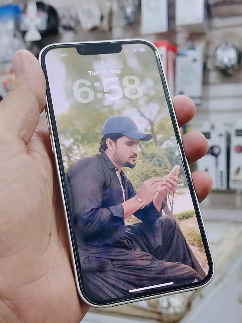 Apple iPhone 13 8