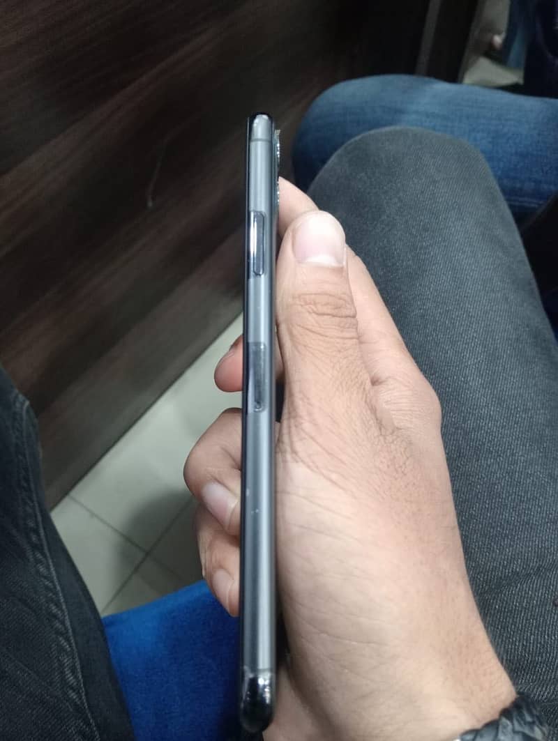 Apple iPhone 11 Pro Max 4