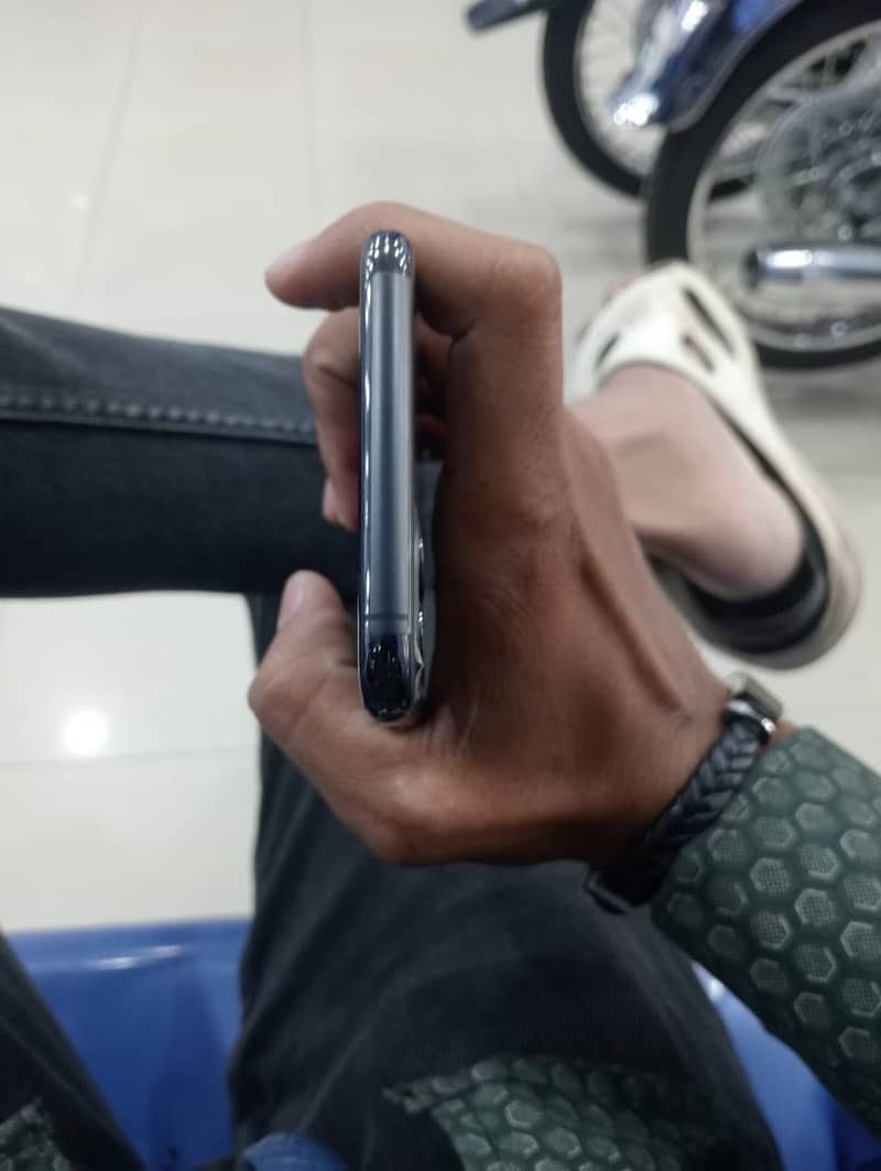 Apple iPhone 11 Pro Max 6