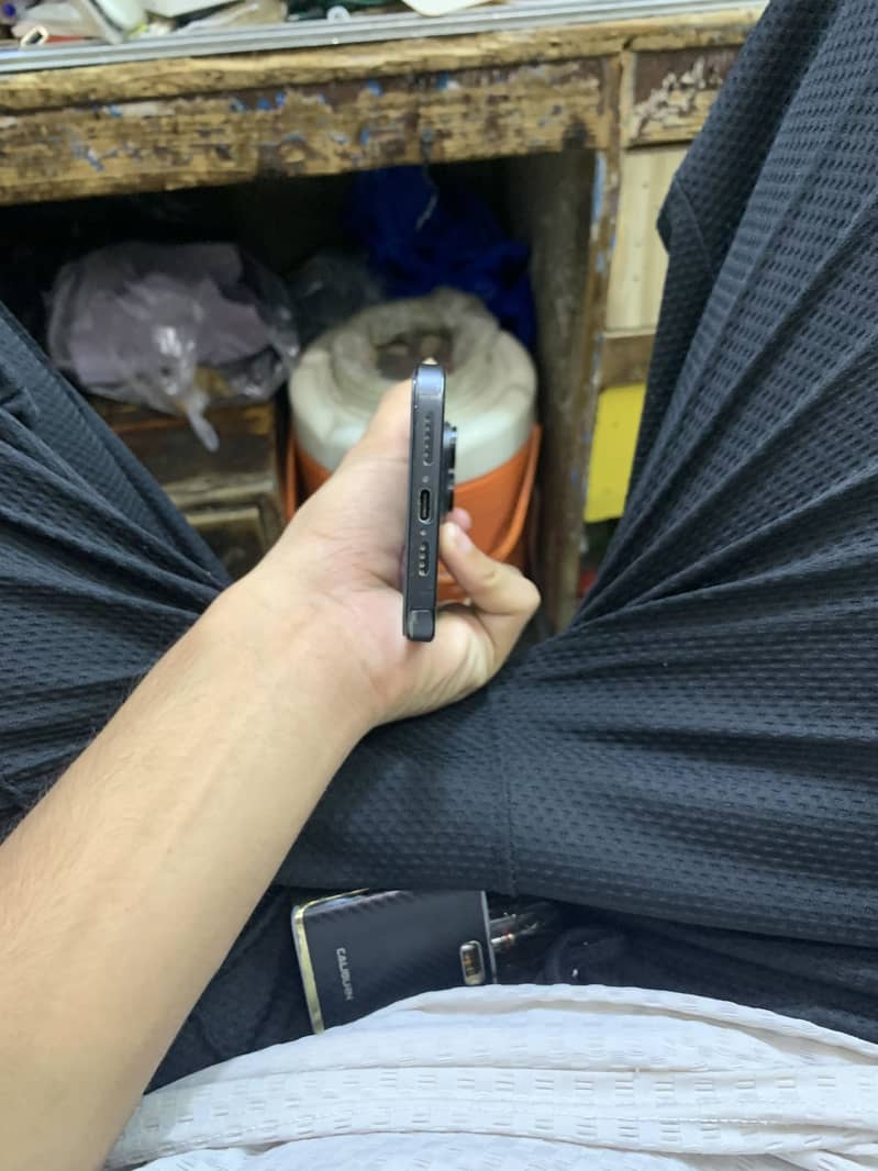 Apple iPhone 15 Pro Max 2