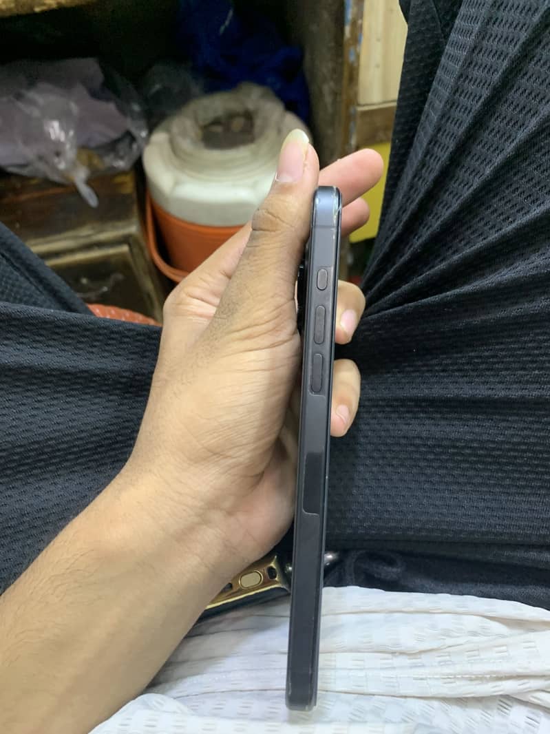 Apple iPhone 15 Pro Max 4