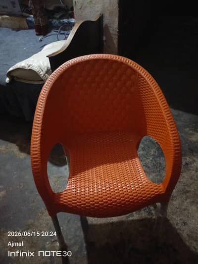 new chairs  6chairs ha jis Bhai ko chye rabta kary