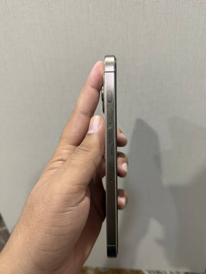 Apple iPhone 16 Pro Max 2