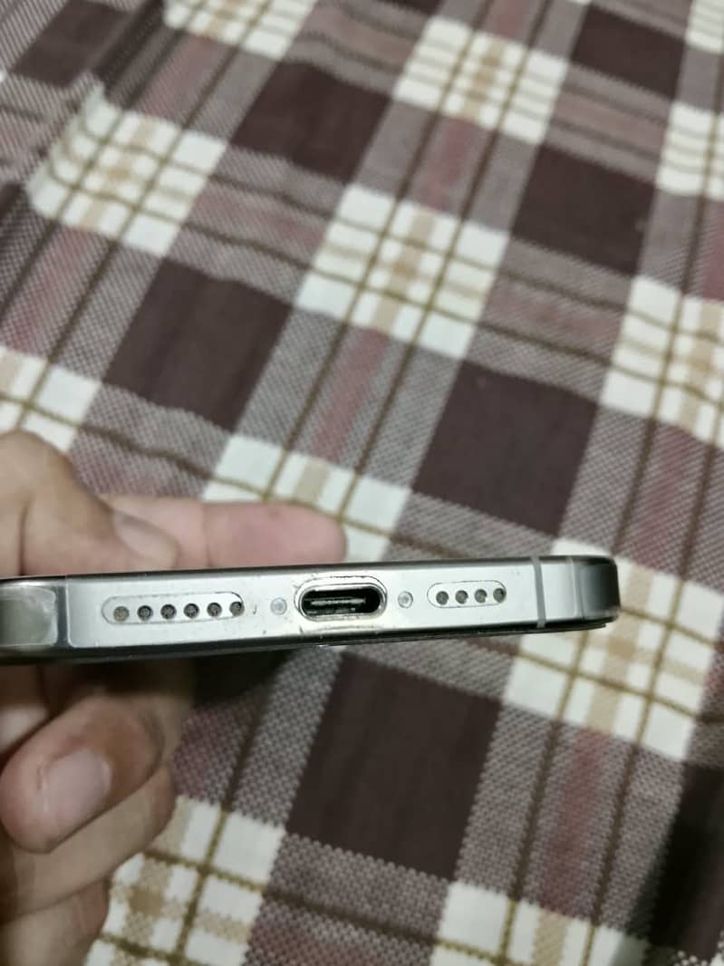 Apple iPhone 15 Pro Max 3