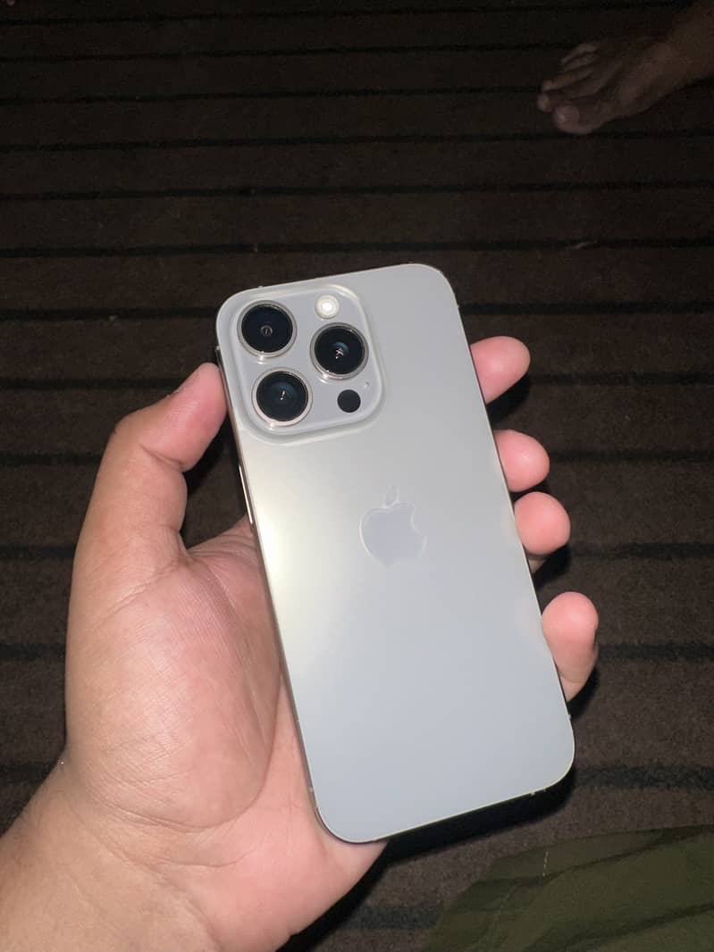 iPhone 15 pro desert titanium 0