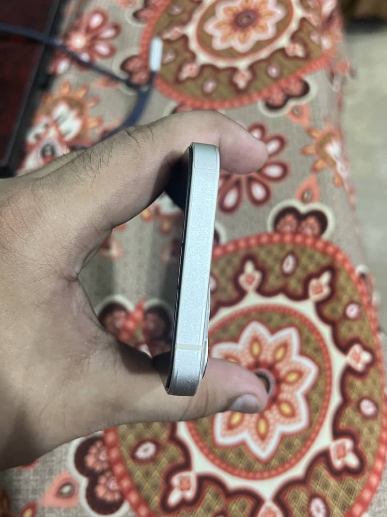 Apple iPhone 13 2