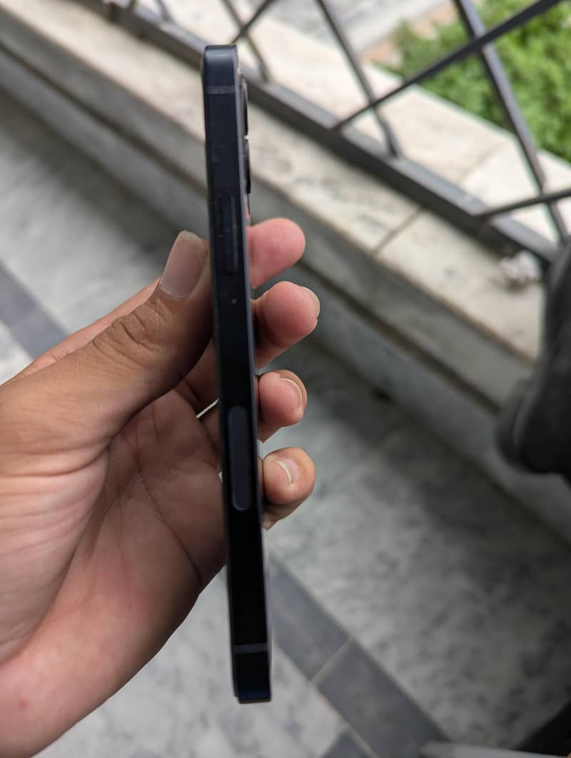 Apple iPhone 12 4