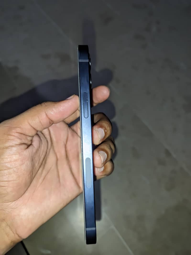 Apple iPhone 12 4