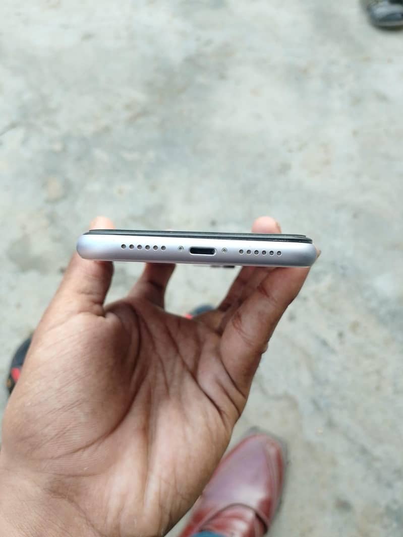Apple iPhone 11 4