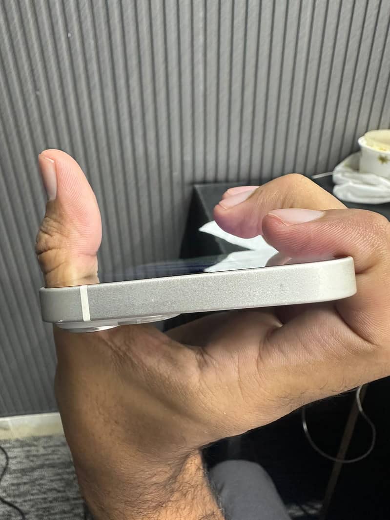 Apple iPhone 14 4