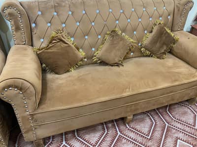 Aoo Selling a beautiful 4-seater sofa design.