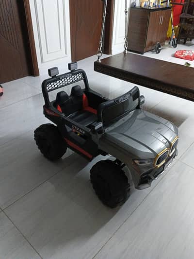 battery car with remote and charger in excellent condition 10/10