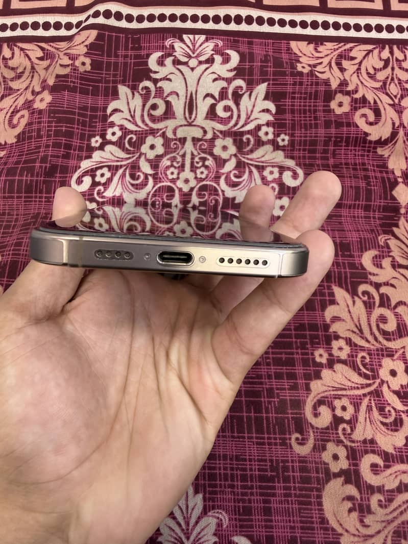 Apple iPhone 16 Pro Max 8