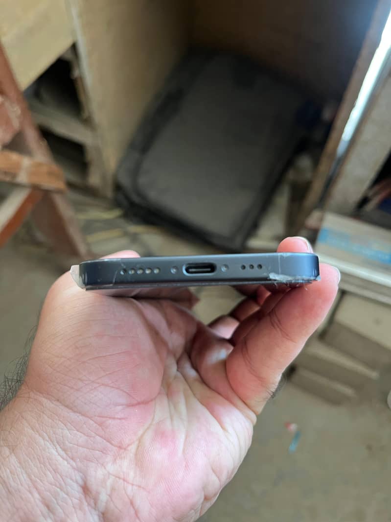 Apple iPhone 15 4