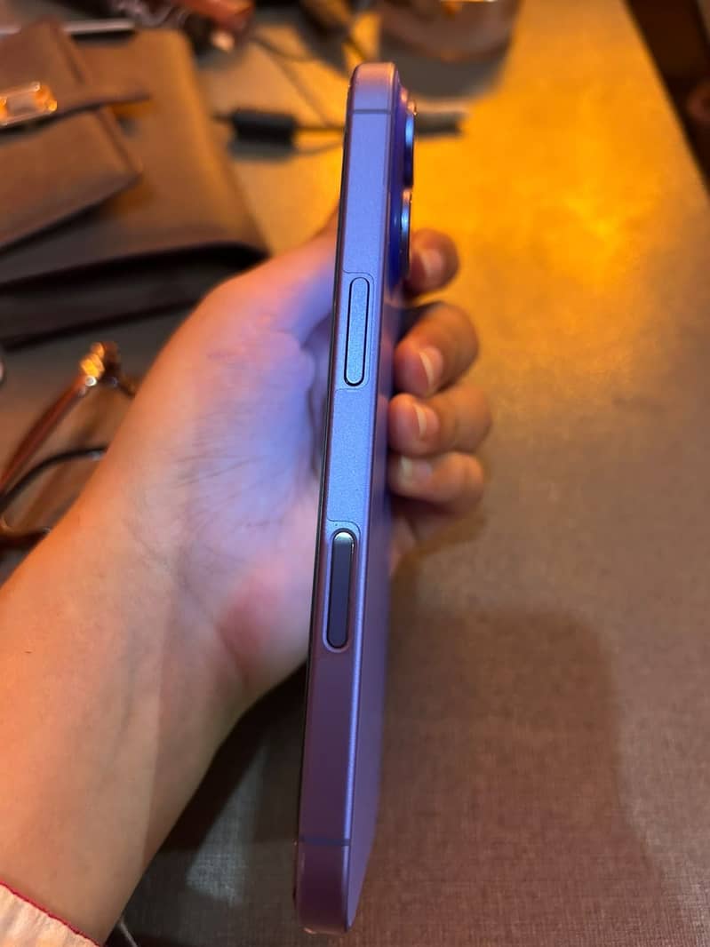 Apple iPhone 16 5