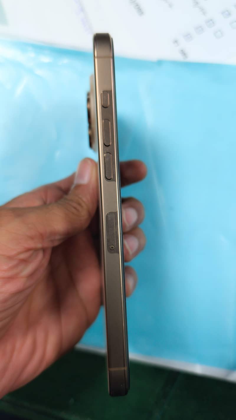 Apple iPhone 16 Pro Max 4