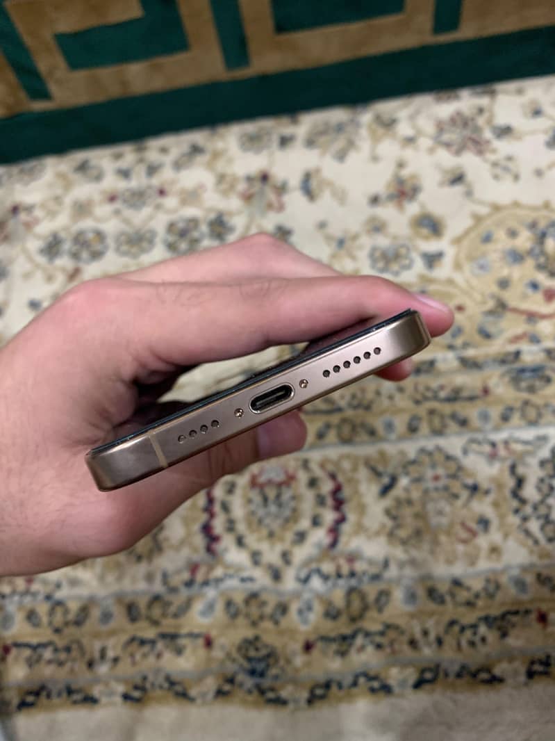 Apple iPhone 16 Pro Max 2