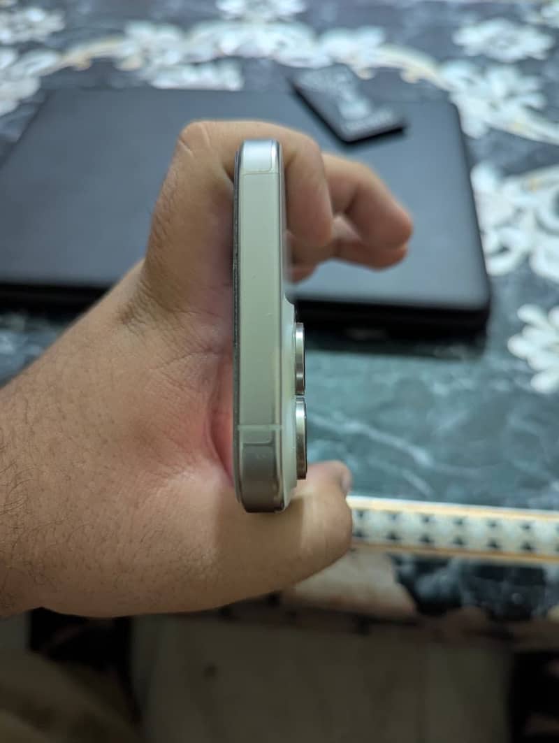 Apple iPhone 15 Pro Max 4