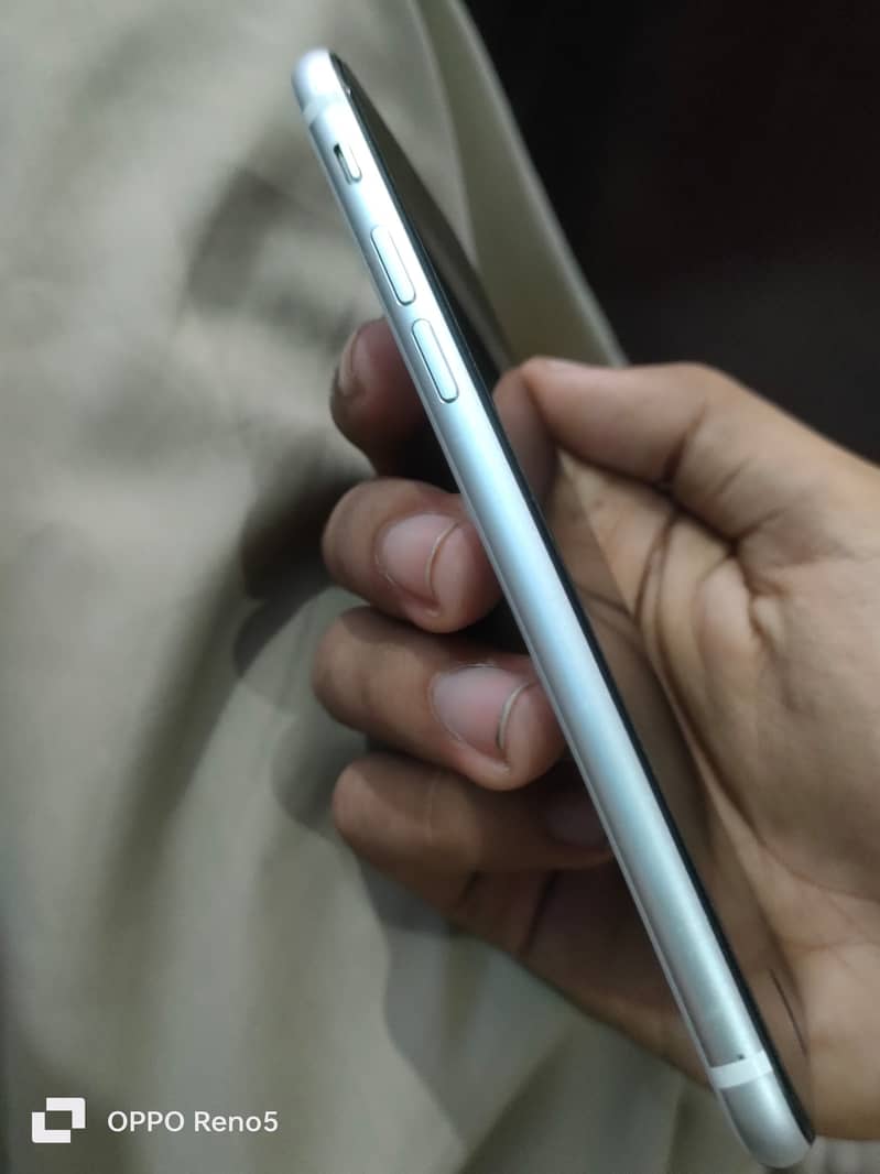 Apple iPhone SE 2nd generation 4