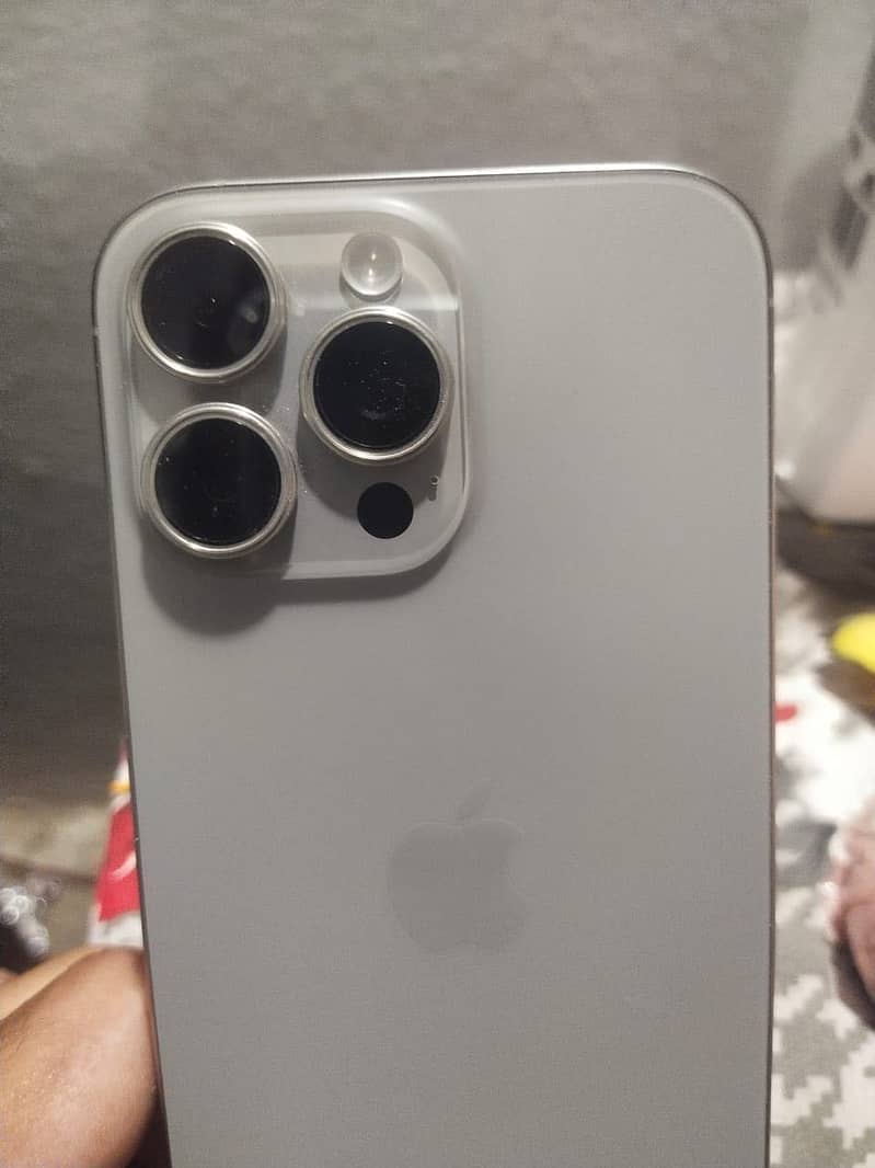 Apple iPhone 16 Pro Max 1