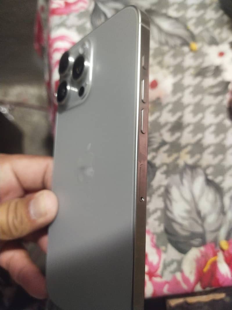 Apple iPhone 16 Pro Max 2