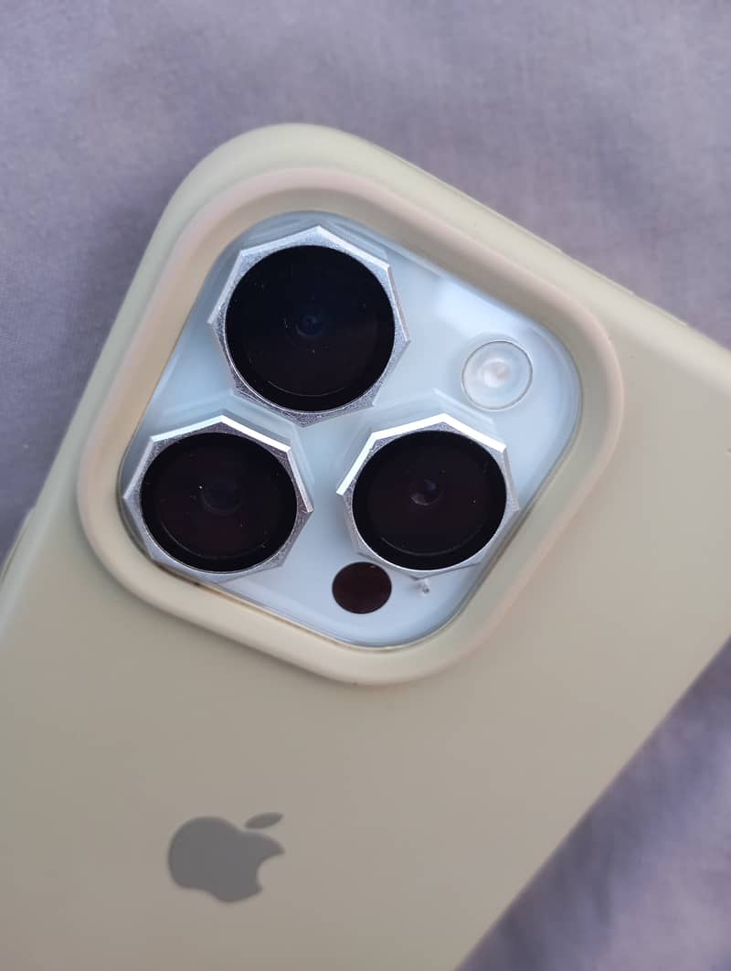 Apple iPhone 15 Pro 4