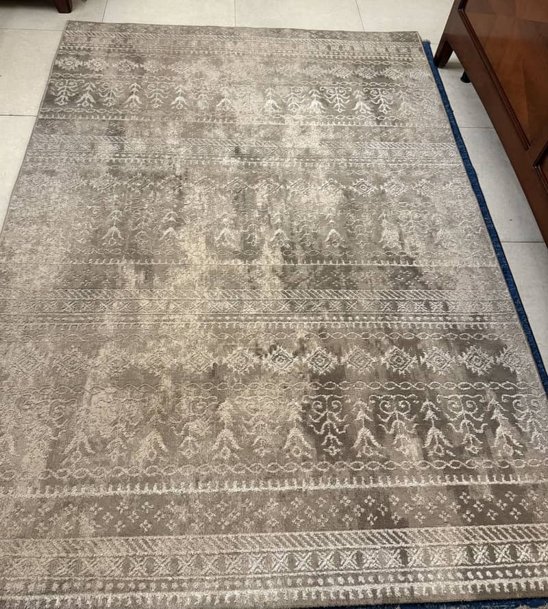 Almost new carpet 0