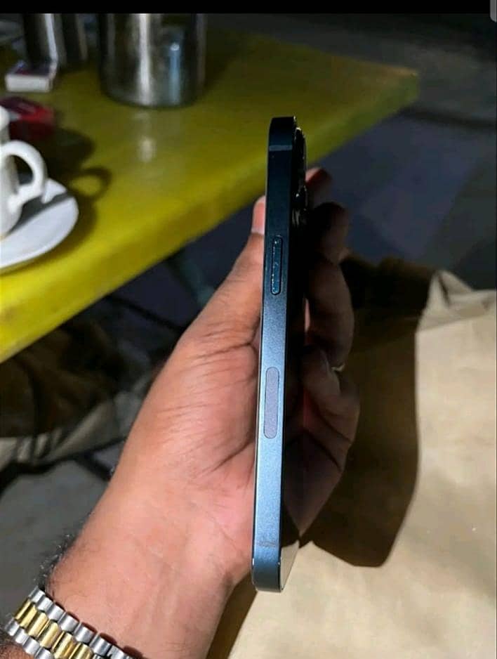 Apple iPhone 13 2