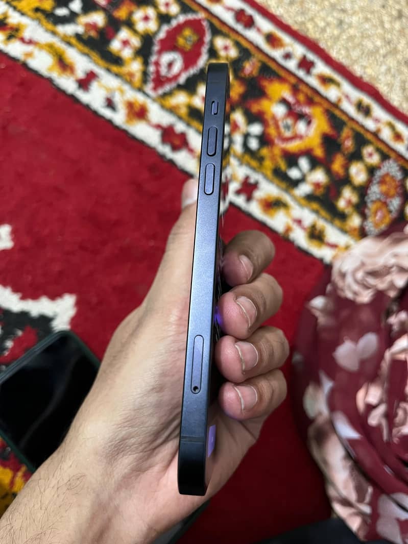 Apple iPhone 12 4