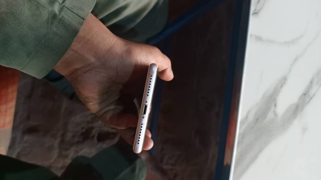Apple iPhone 7 Plus 5