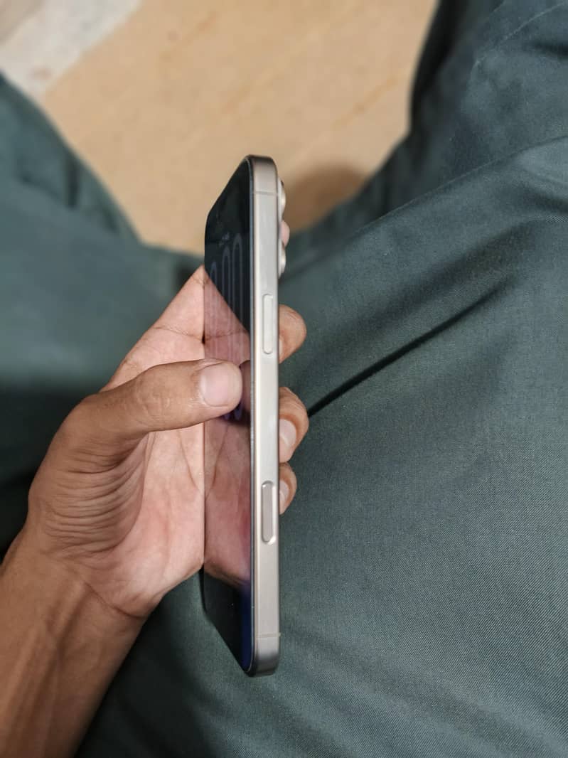 Apple iPhone 16 Pro Max 2