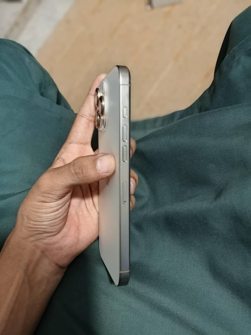 Apple iPhone 16 Pro Max 3