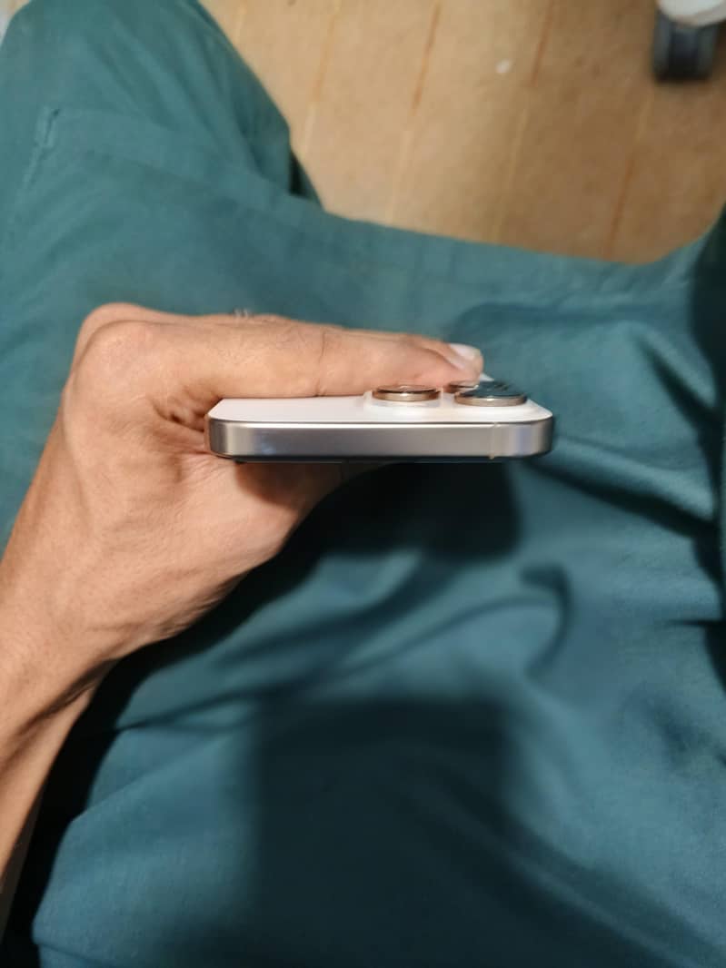 Apple iPhone 16 Pro Max 4