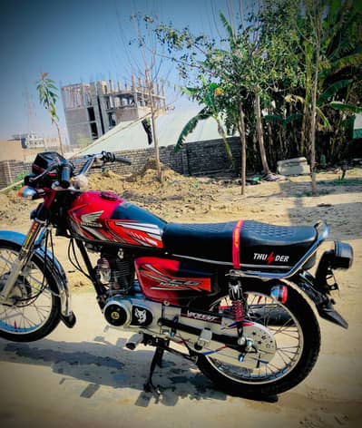 Tanki tapa seat aur number plate