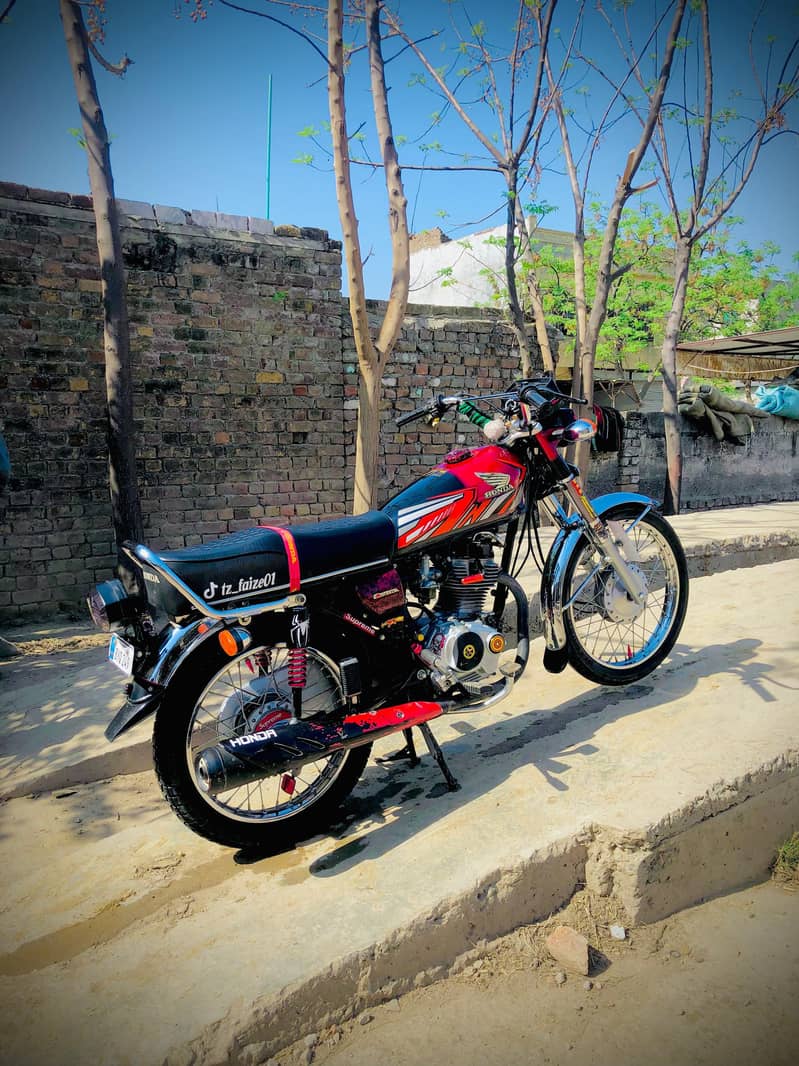 Tanki tapa seat aur number plate 1