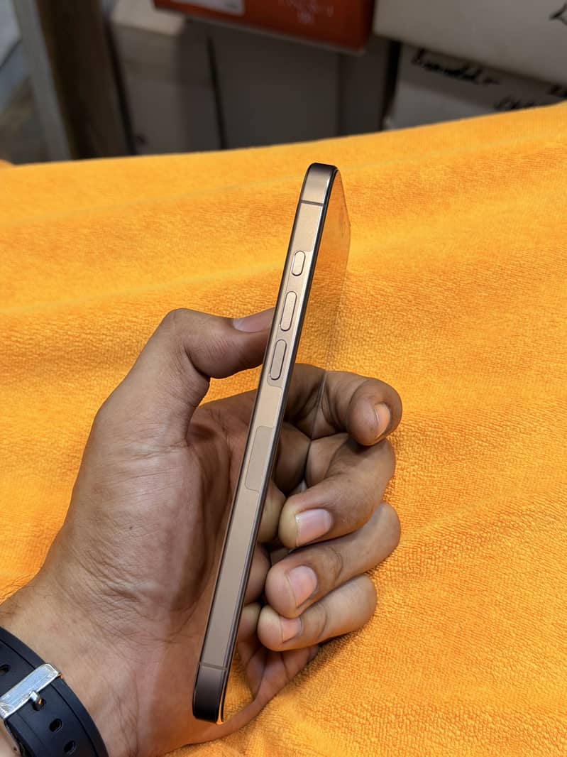 Apple iPhone 16 Pro Max 2