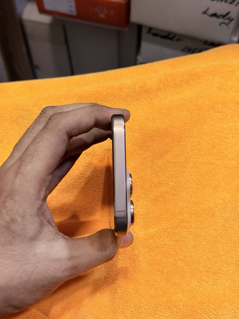 Apple iPhone 16 Pro Max 4