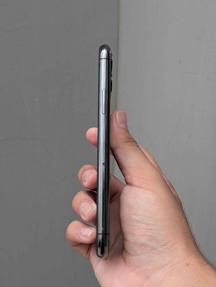 Apple iPhone 11 Pro 4