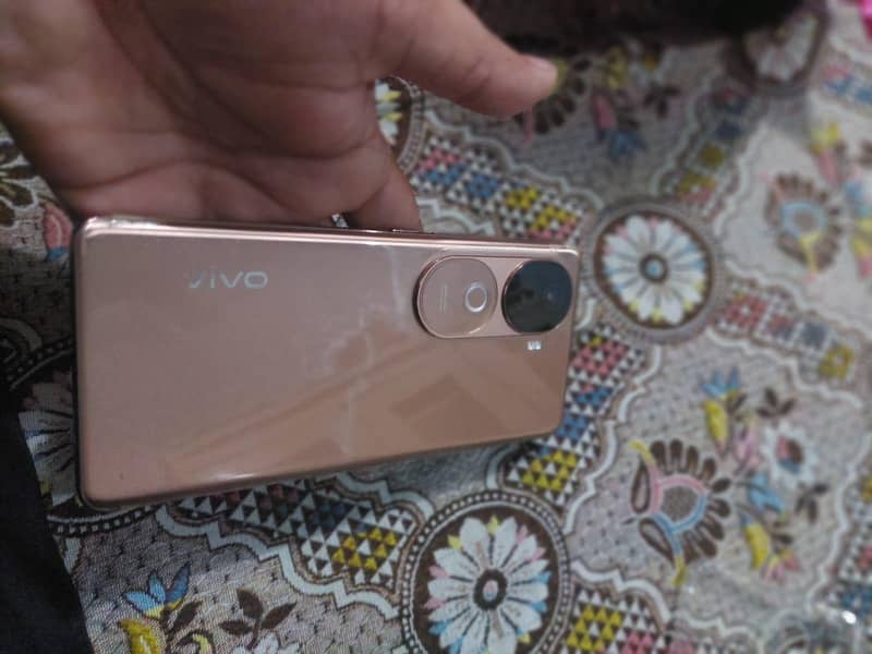 Vivo V40 e 3