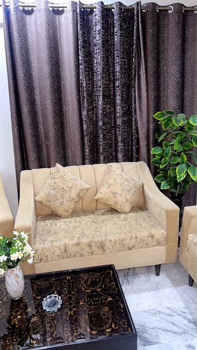  Urgent Relocating Sale! Luxury Sofa in Showroom Condition