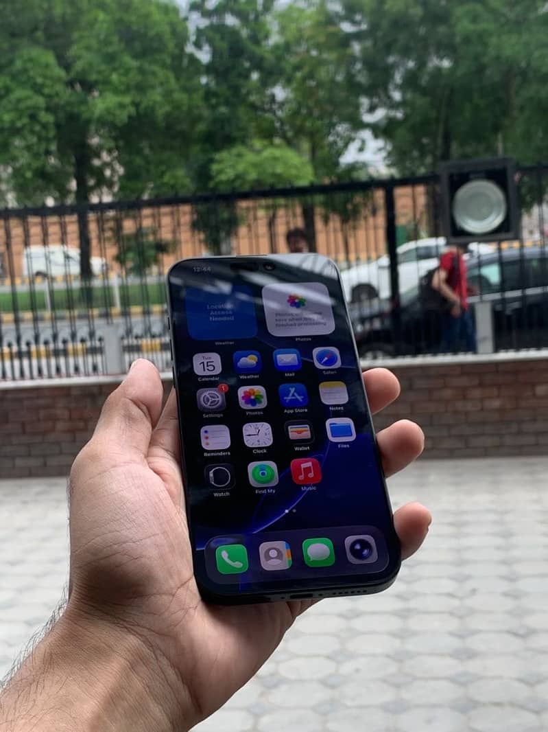 Apple iPhone 16 Pro Max 0